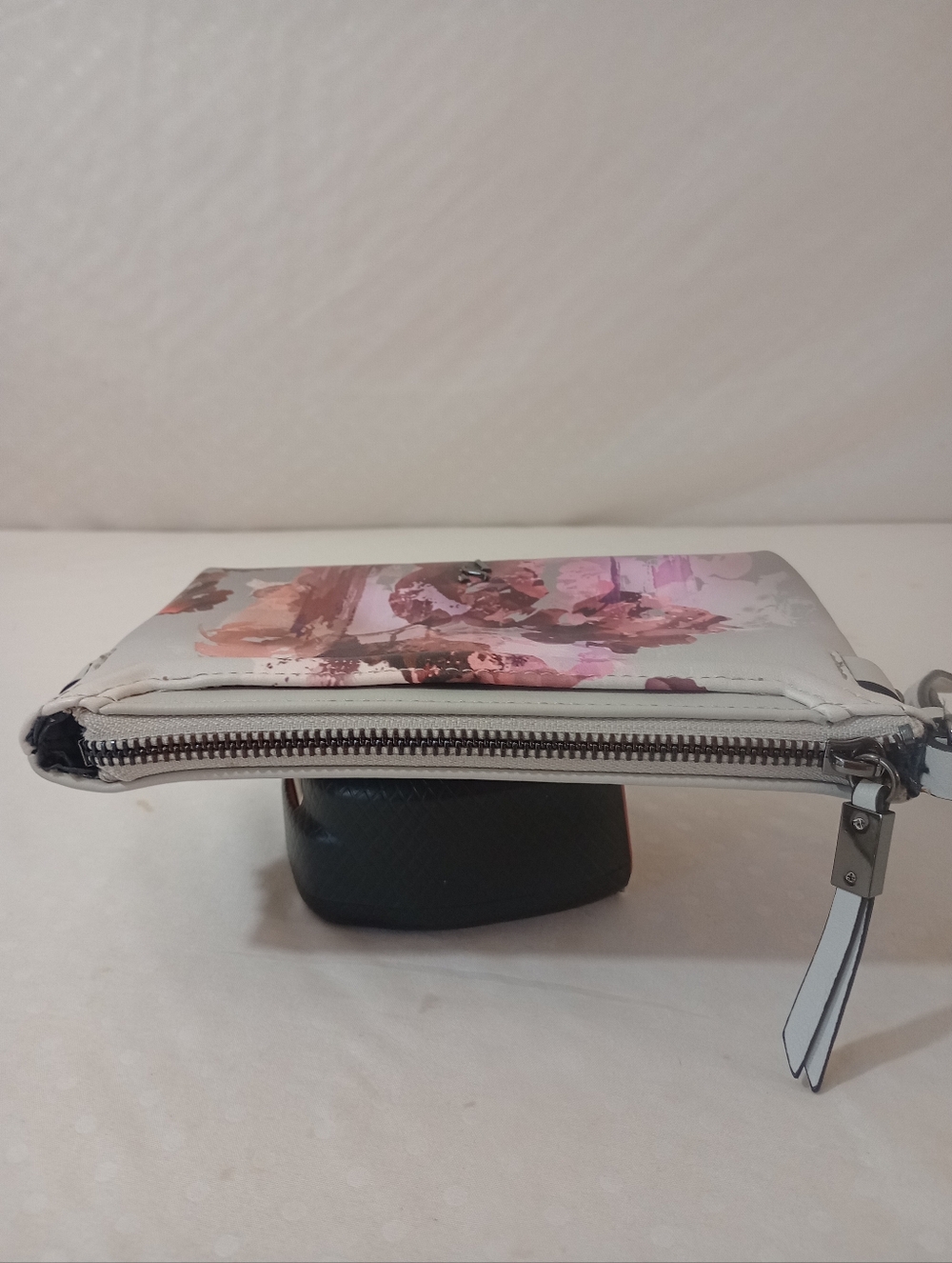 Vera Wang Simply Vera Flower detailing Multiple Compartments Wristlet - Picture 3 of 6